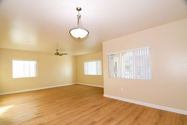 Foto del edificio - 571 Moss St