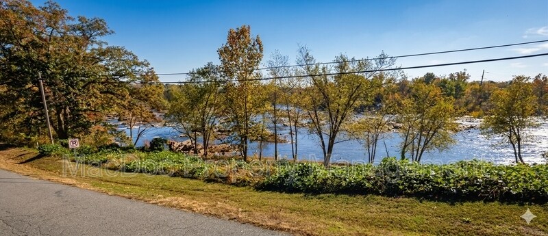 Foto del edificio - 428 Ingleside Dr