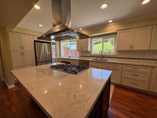 Foto del edificio - Prestigious Home In Outstanding Location! ...