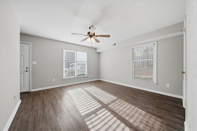 Foto del edificio - 3-Bedroom Townhome Just Minutes From Downtown Hickory!