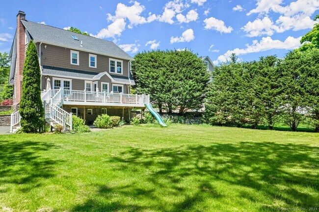 Foto del edificio - 1367 High Ridge Rd