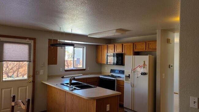 Building Photo - 1562 Cedarwood Dr