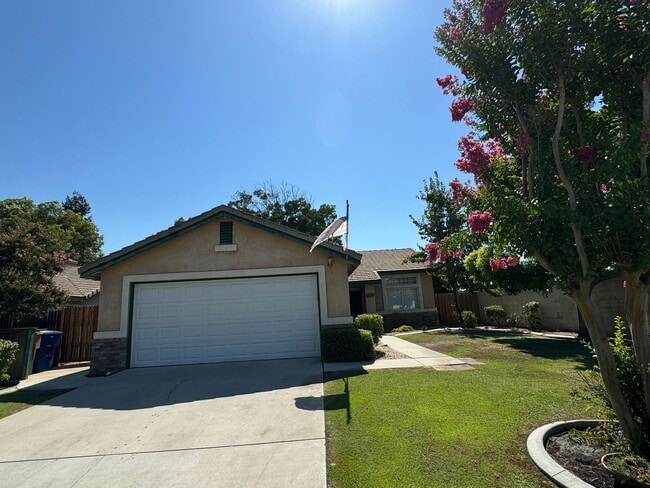 Building Photo - Spacious corner home in Pheasant Run Commu...