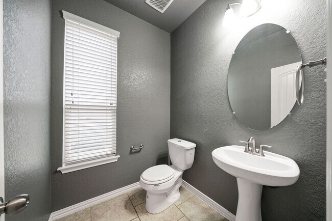 Foto del edificio - 4 Bedroom/2.5 Bath Wortham Oaks Subdivision