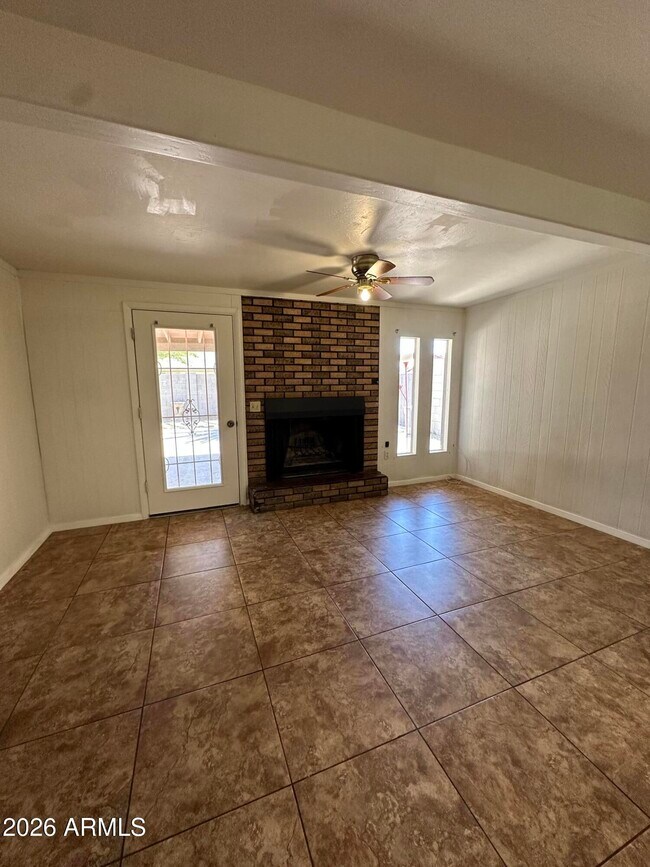 Foto del edificio - 5653 W Hatcher Rd
