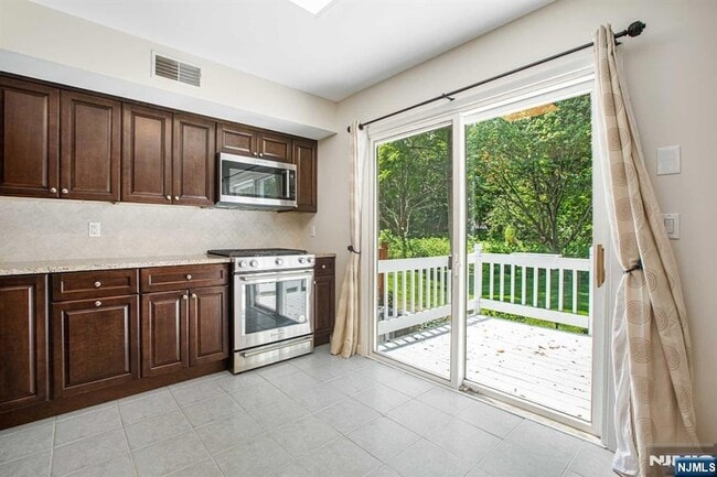 Foto del edificio - 6-04 Cross Meadows