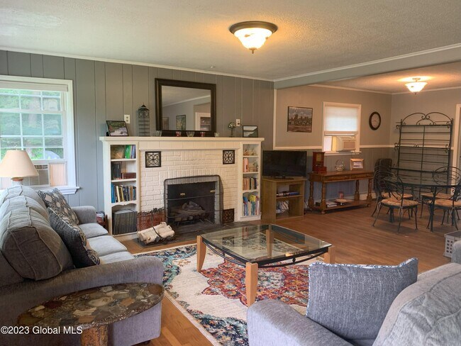 Building Photo - 36 Maple Dell