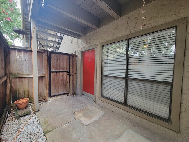 Foto del edificio - 5711 Sugar Hill Dr