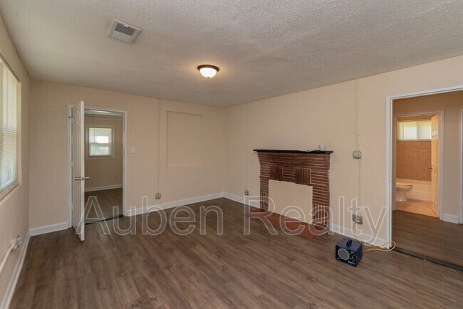 Building Photo - 2202 Roosevelt Dr