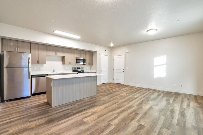 Building Photo - Stunning 2 Bed - 2 Bath - Pet Friendly Con...
