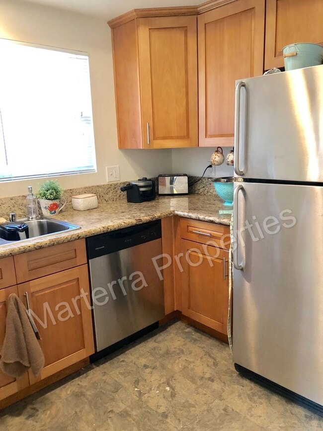 Building Photo - Upgraded Town Home With Resort Style Ameni...