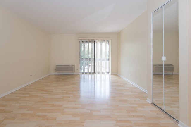 Building Photo - 900 N Lakeside Dr