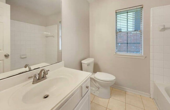 Foto del edificio - 2222 Laurel Branch Way