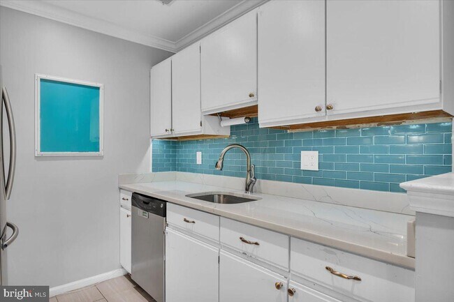 Building Photo - 246 TAVISTOCK