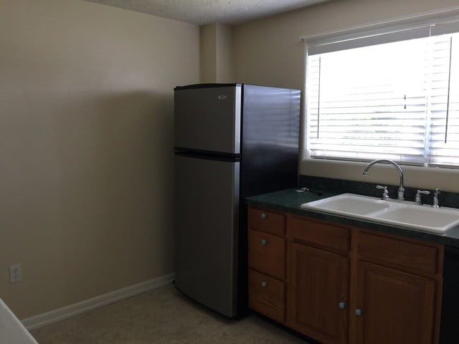 Building Photo - 3 br, 1 bath Apartment - 891 E. KINGS COURT