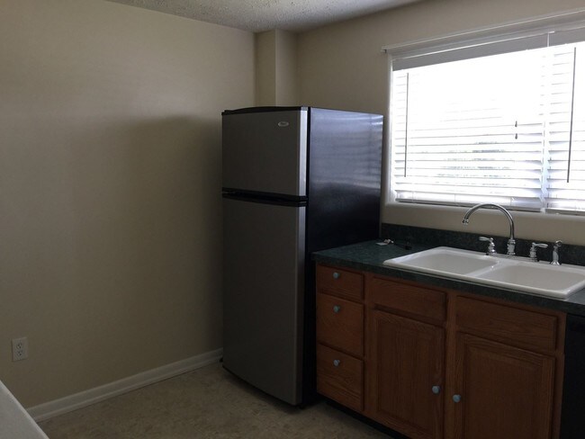 Foto del edificio - 3 br, 1 bath Apartment - 891 E. KINGS COURT