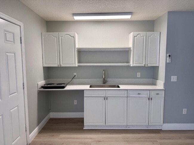 Building Photo - For Rent – Cozy 1 Bed / 1 Bath Unit in Dav...