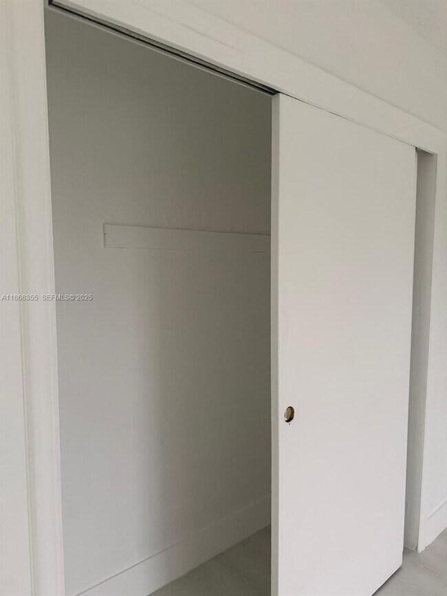 Building Photo - 1000 W 28th St