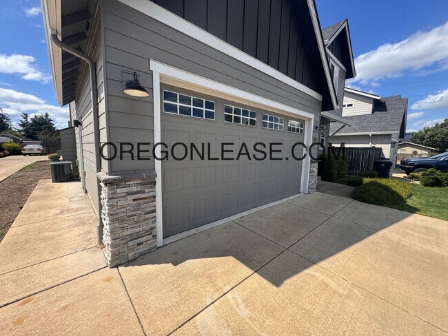 Foto del edificio - Modern 4-Bedroom Springfield Home with Cus...