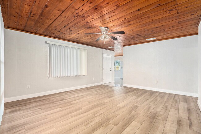 Foto del edificio - 5305 Whiteway Dr