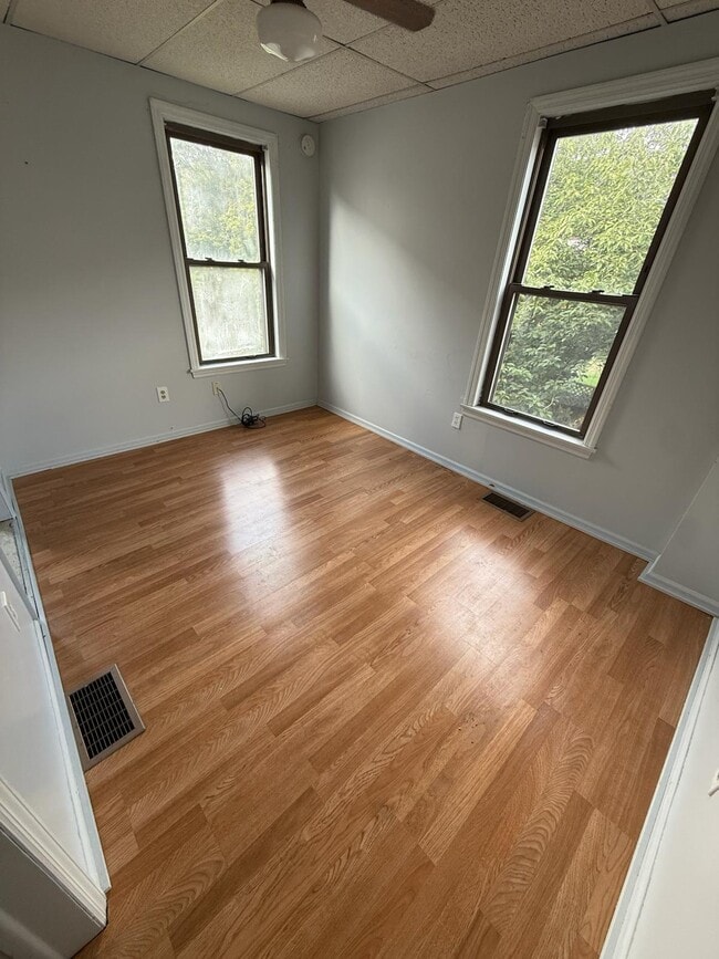 Building Photo - 130 Queen St