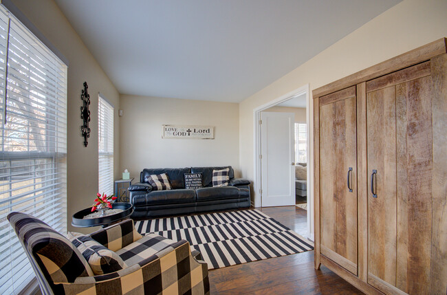 Building Photo - 1504 Bluestem Ln