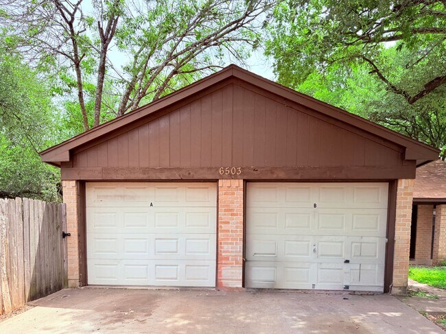 Foto del edificio - 6503 Columbia Oaks Ct