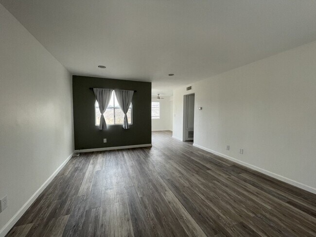 Building Photo - One bedroom one bath condo with garage, $1,050 rent
