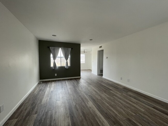 Foto del edificio - One bedroom one bath condo with garage, $8...