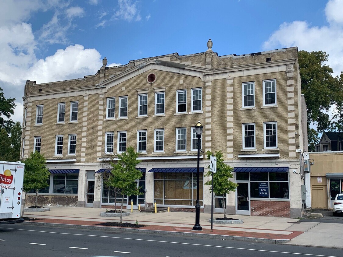 Building Photo - 696-714-714 Albany Ave