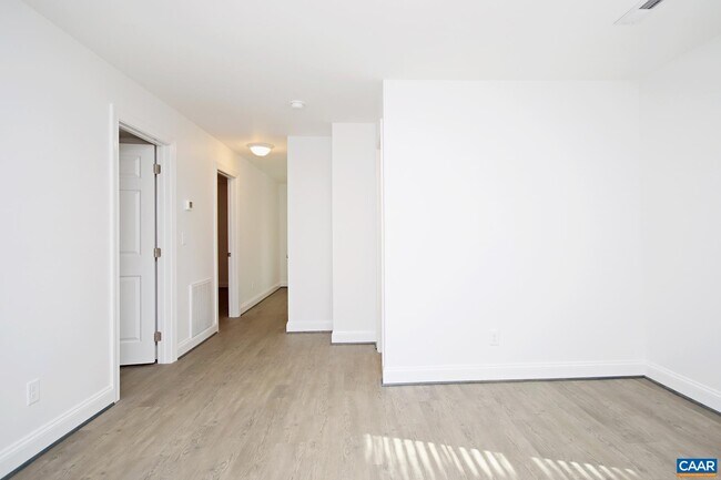 Building Photo - 502 Stonehenge Ave