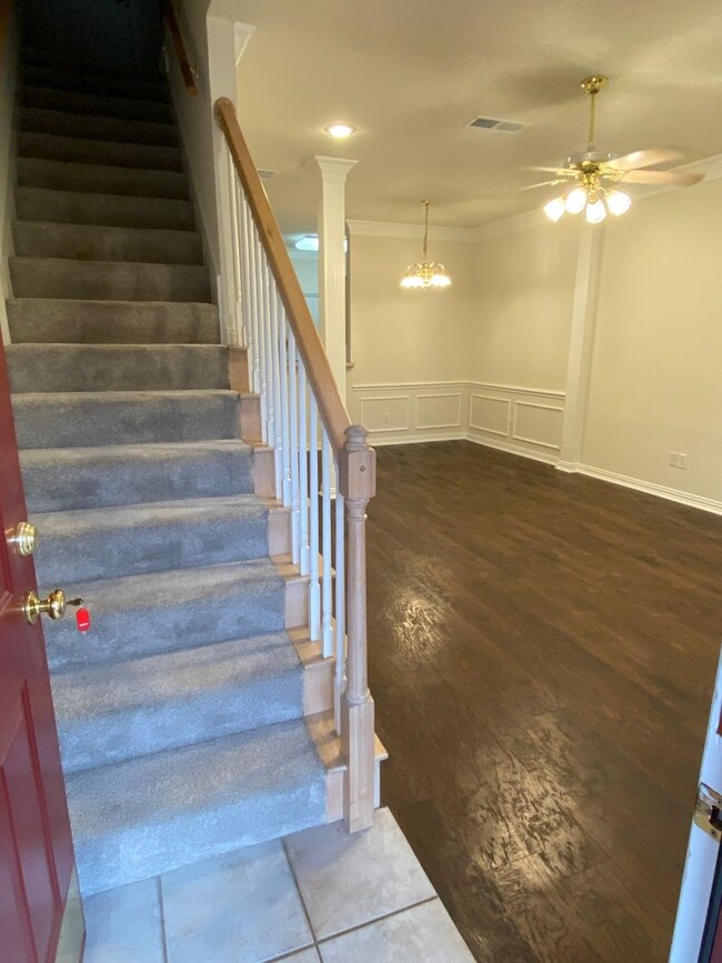 Foto del edificio - Quiet 2 bedroom townhome close to Downtown...