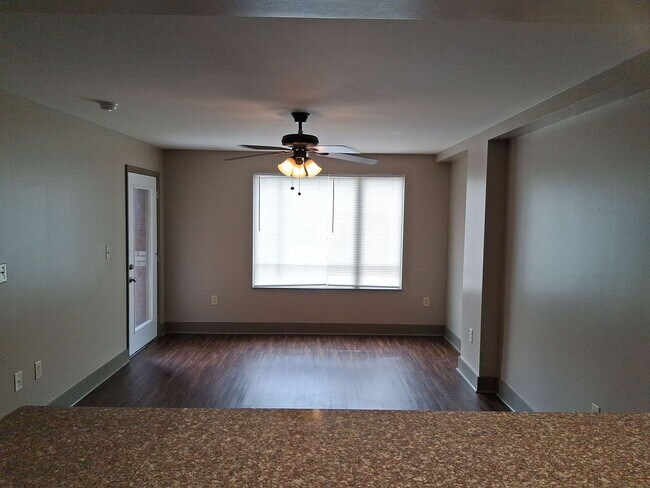 Foto del edificio - NEW LISTING at LAKE PLAZA! Available for FALL 2026; rent includes use of one parking space