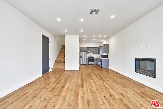 Foto del edificio - 14550 Burbank Blvd