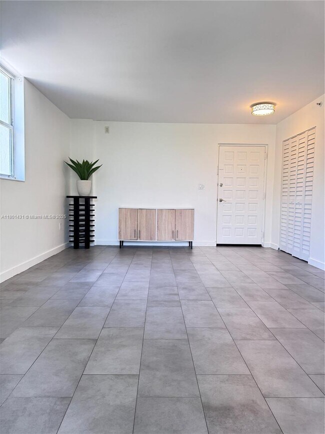 Foto del edificio - 700 NE 63rd St