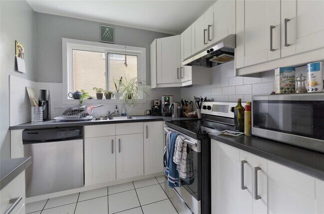 Photo du bâtiment - RENOVATED- Private Large 2 BEDROOM 1 Bath ...