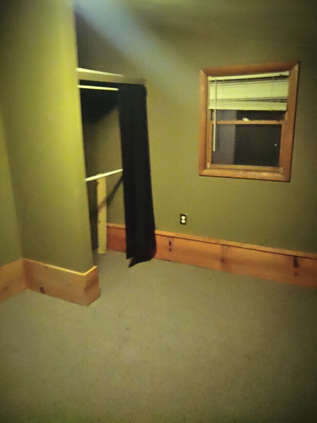dormitorio trasero - 203 E Cross St