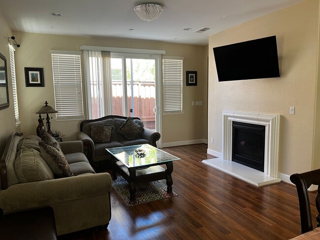 Building Photo - Great 4 Bedroom, 3 Bathroom 2100 sqft. Folsom Home for Lease