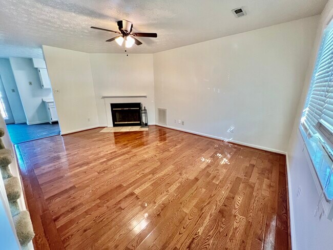 Foto del edificio - 717 Shady Springs Ln