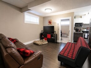 Building Photo - 7106 83 Av NW