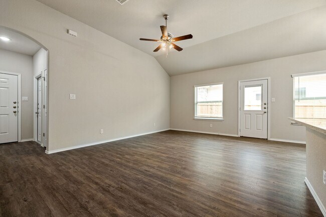 Foto del edificio - GORGEOUS 3 BEDROOM DUPLEX LOCATED IN CONVE...