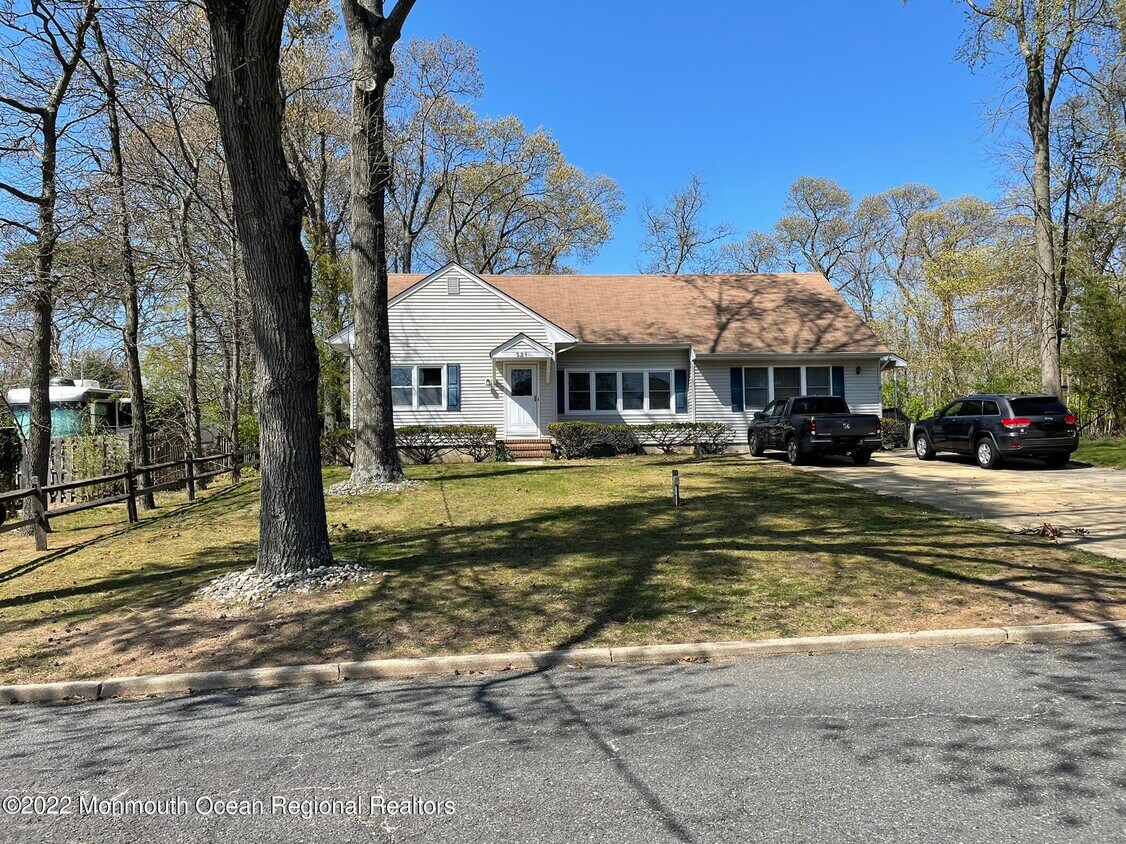 521 W Lincoln Ave, Oakhurst, NJ 07755 House Rental in Oakhurst, NJ