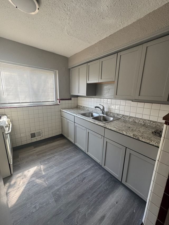 Building Photo - 1665 Anita Pl