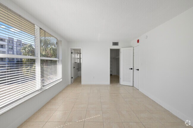 2 habitaciones, 1,5 baños, 1077 pies cuadrados, dormitorio principal - The Oaks Apartments