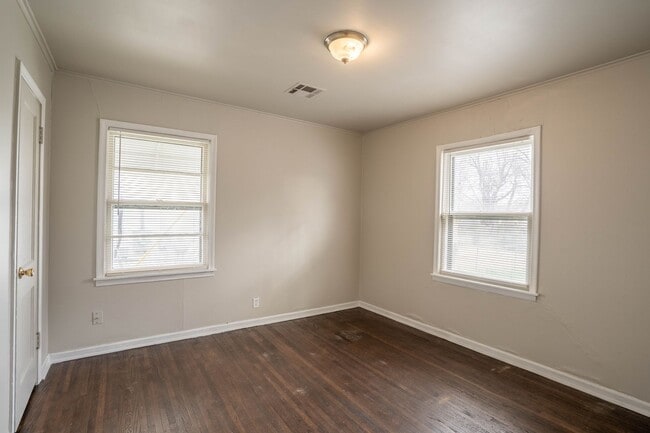 Building Photo - 2/1 HARDWOOD FLOORS - READY TO MOVE IN