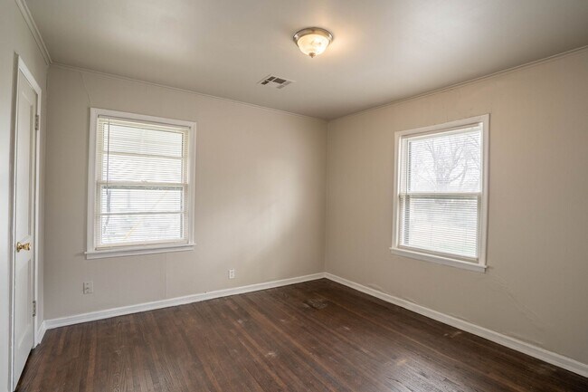 Foto del edificio - 2/1 HARDWOOD FLOORS - READY TO MOVE IN