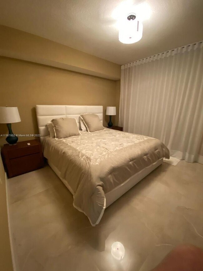 Foto del edificio - 300 Sunny Isles Blvd