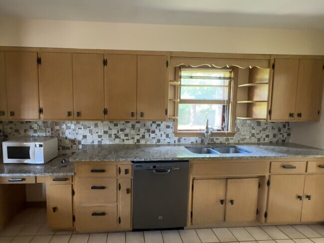 Foto del edificio - 3BR/1BA in Roseville Featuring A Sprawling Fenced Yard & An Attached Garage