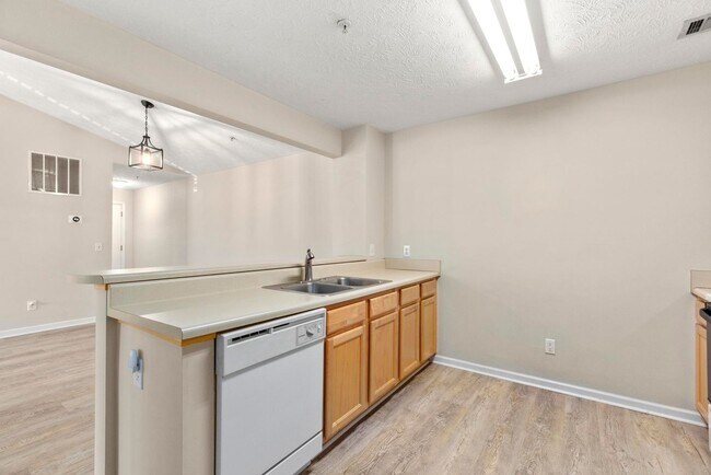 Foto del edificio - 2 Bedroom 2 Bath Condo on Donahue Dr