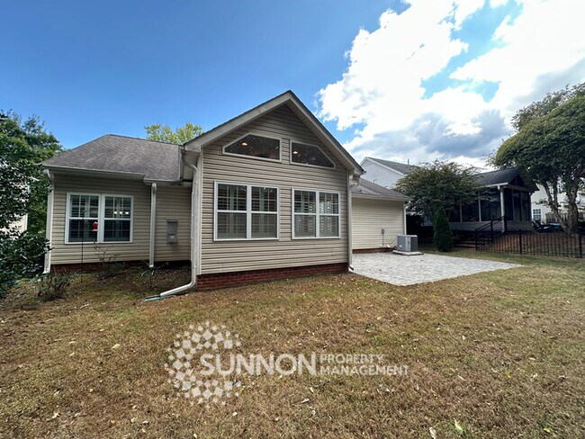 Foto del edificio - Charming 3-Bedroom Ranch with Sunroom & Wo...